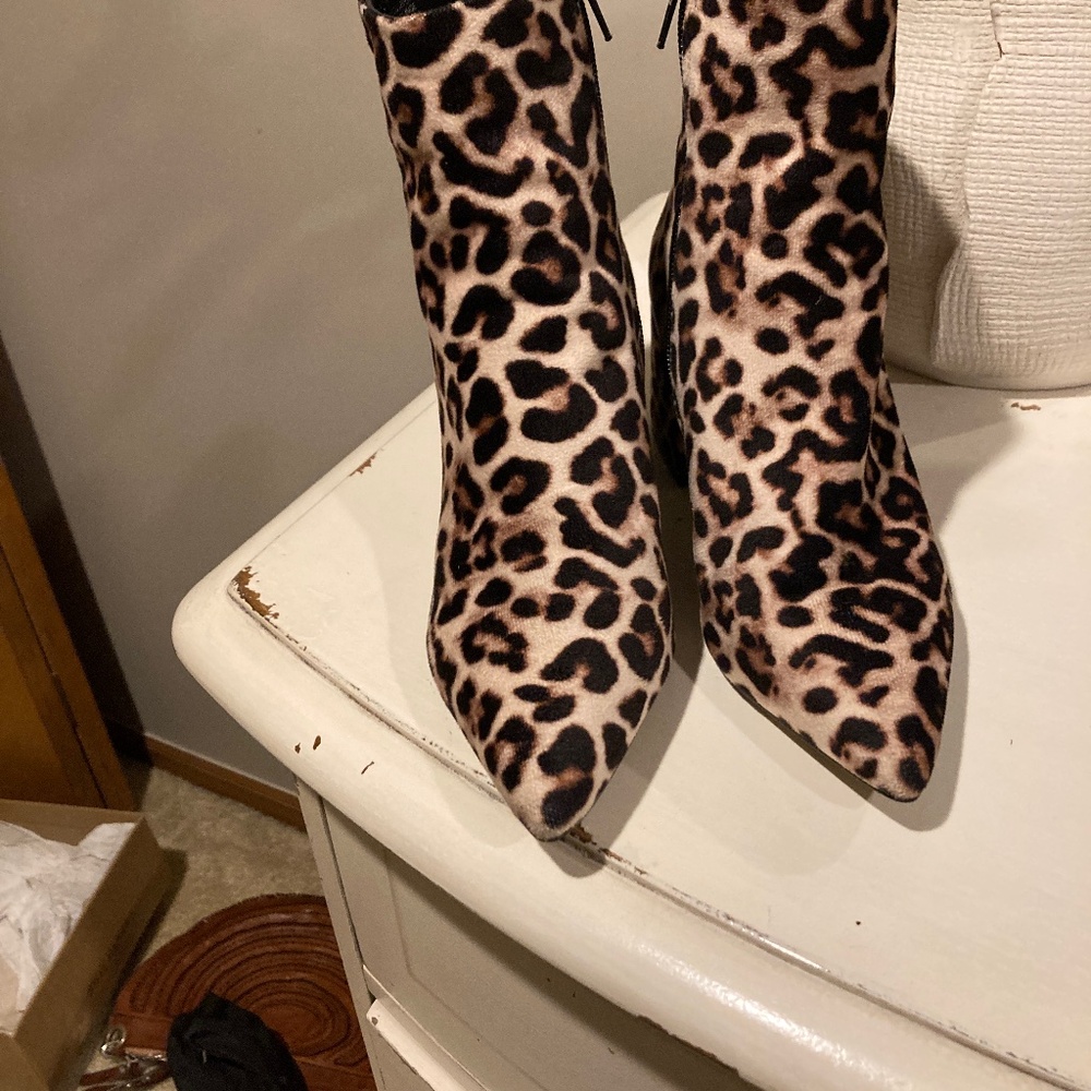 Steve Madden size 6 leopard booties